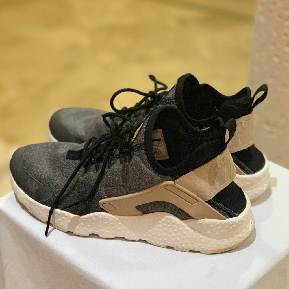 Grey Nike Huaraches (7.5)